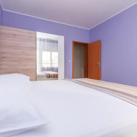 Hébergement de vacances Dolac With Sea View 06 *